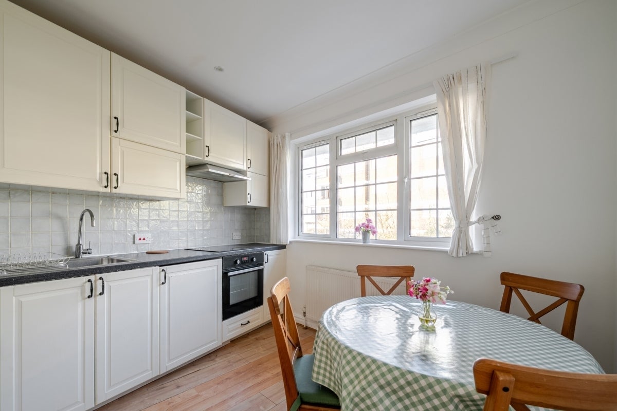 Flat Clifton Gardens in Greater London