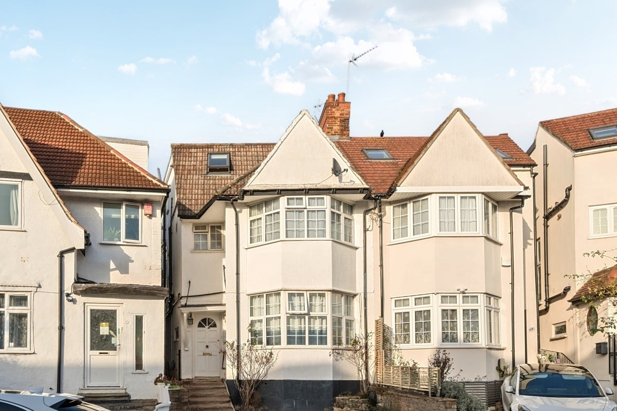 Flat Clifton Gardens in Greater London