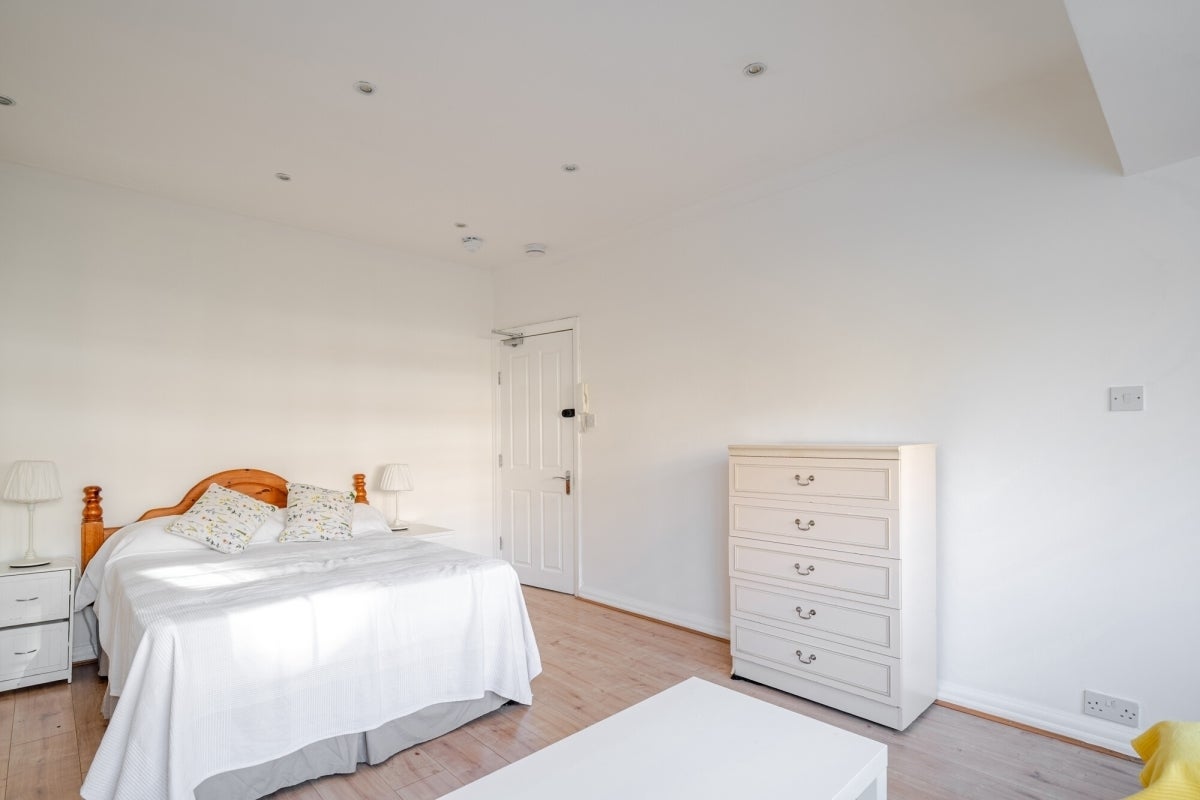 Flat Clifton Gardens in Greater London