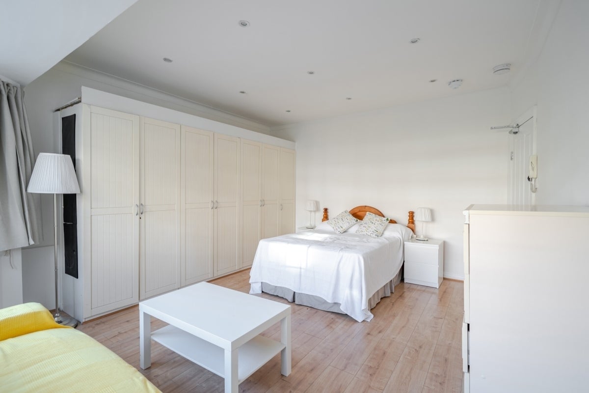 Flat Clifton Gardens in Greater London