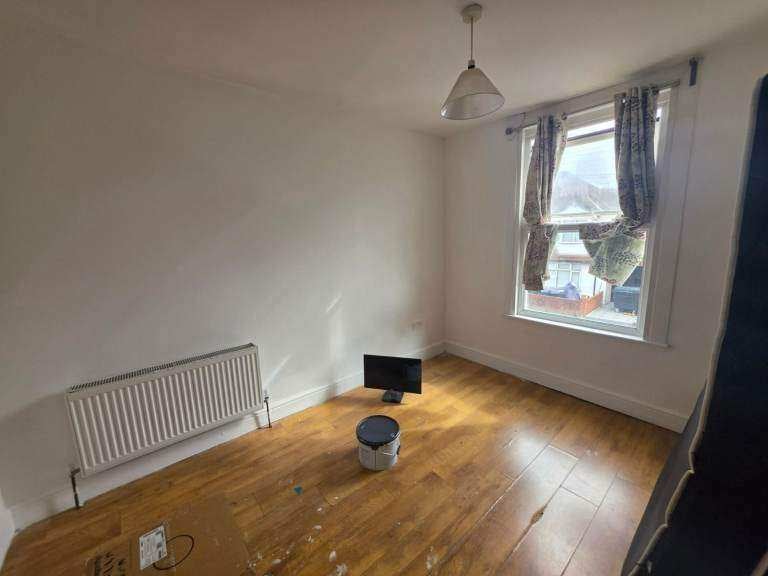 Flat Davidson Road in Greater London