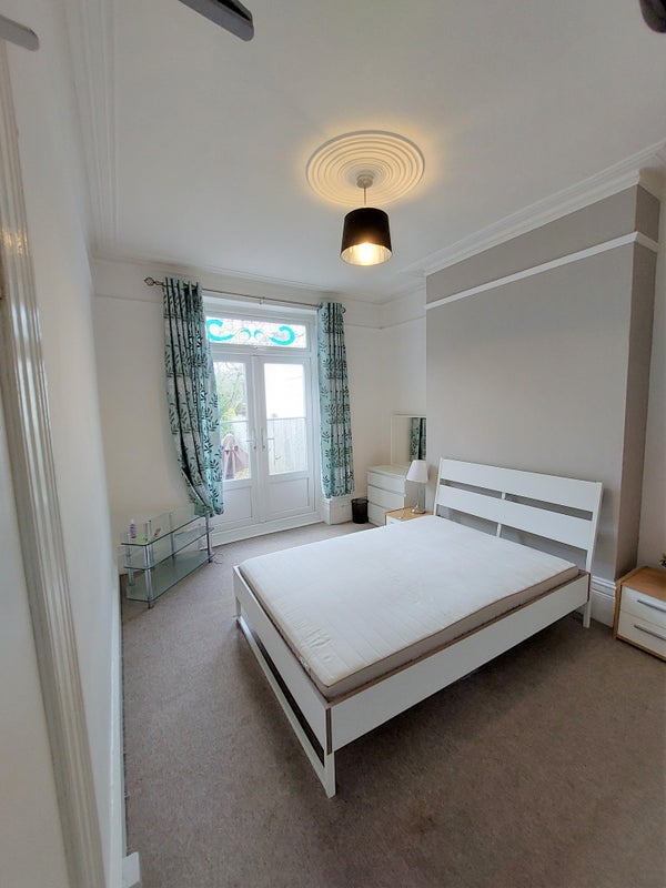 Room Natal Road in Greater London