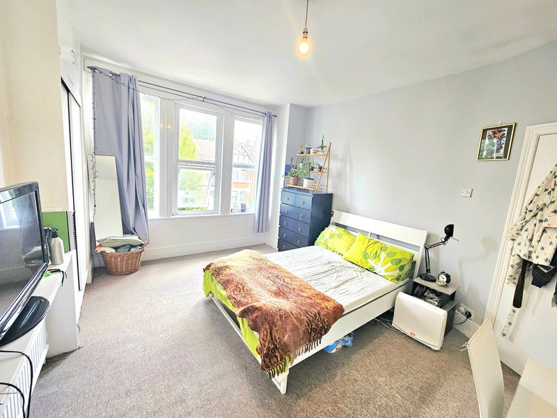 Room Natal Road in Greater London