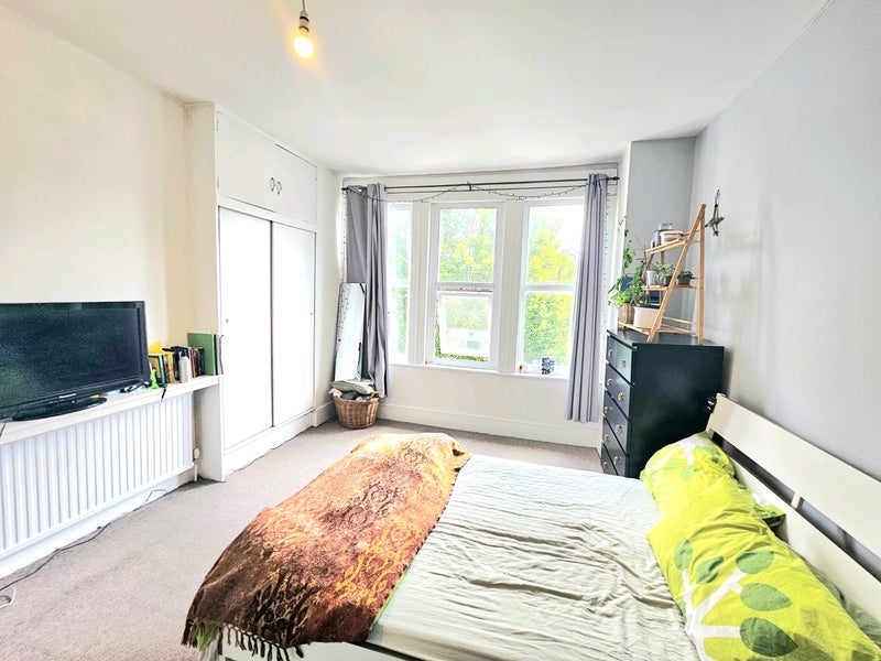 Room Natal Road in Greater London