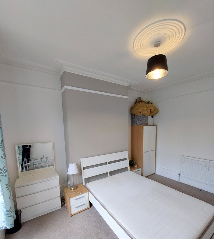 Room Natal Road in Greater London
