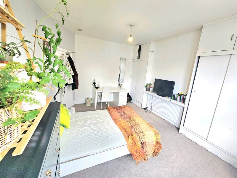 Room Natal Road in Greater London