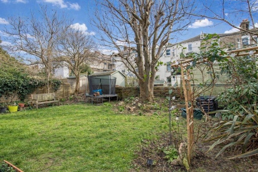 Flat Eversley Road in Rother