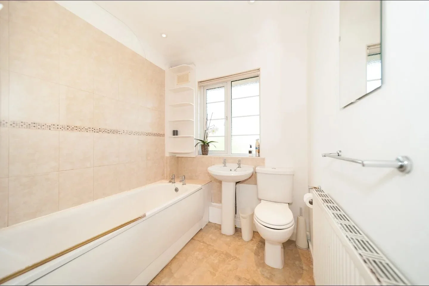 Flat Trenholme Close in Greater London