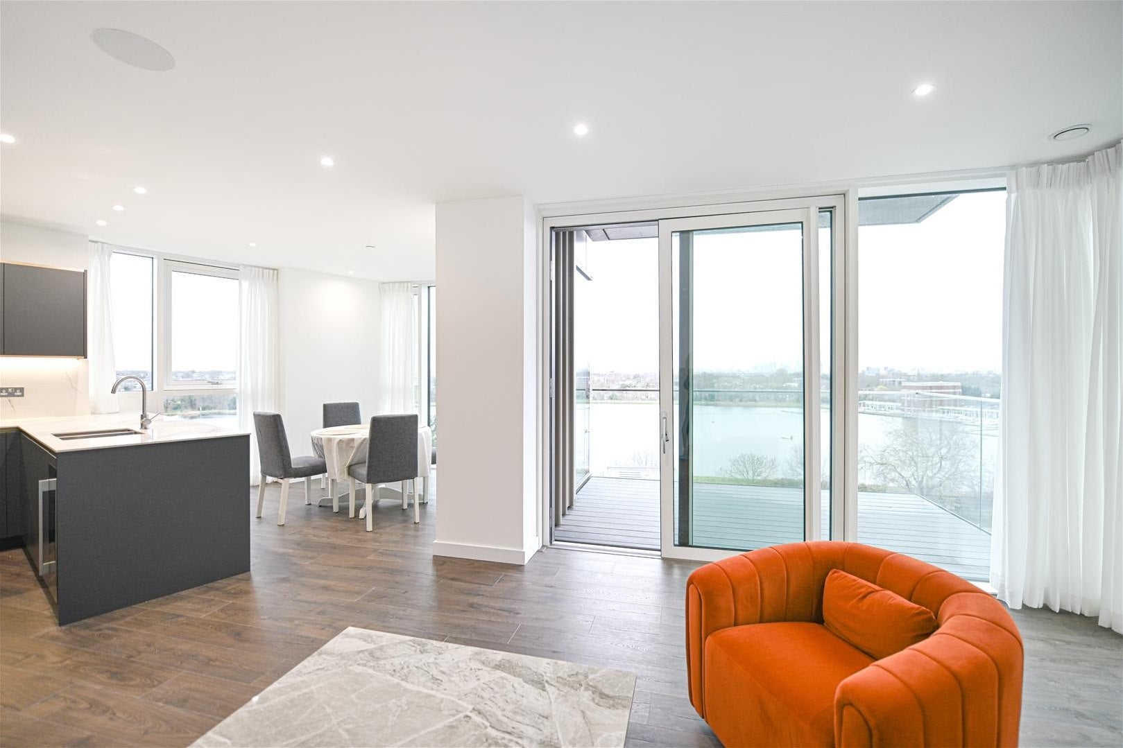 Flat Coster Avenue in Greater London
