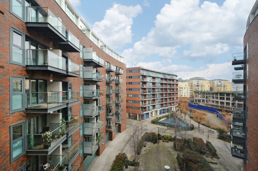 Flat Surrey Quays Road in Greater London