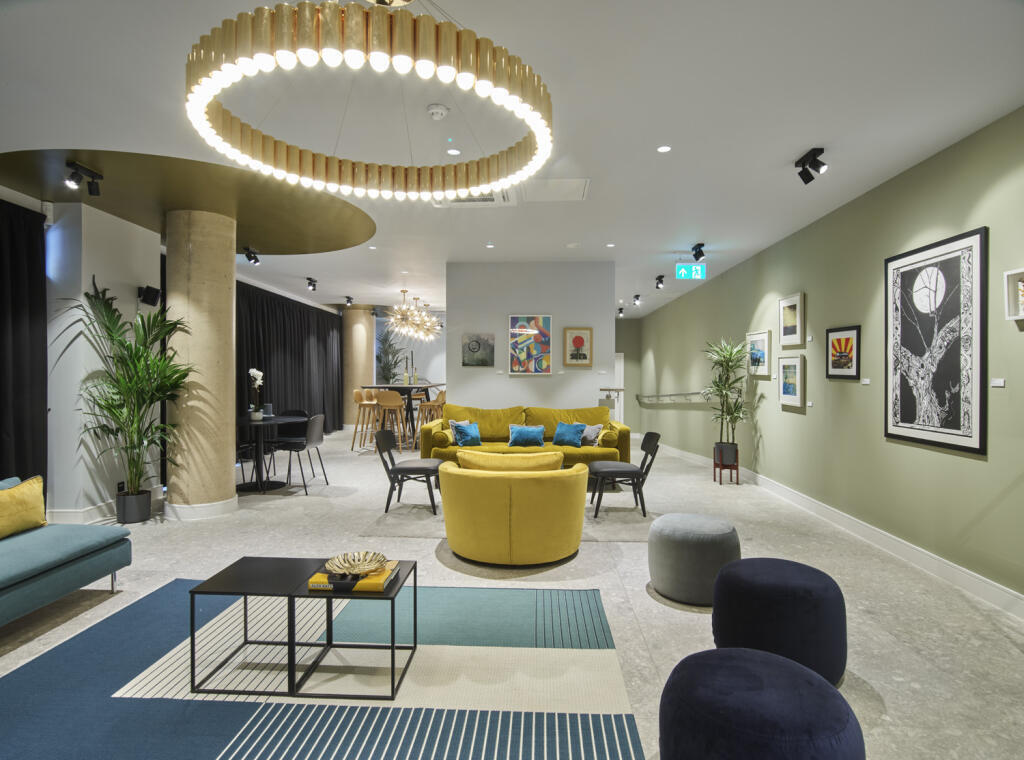 Flat Curtis Lane in Greater London