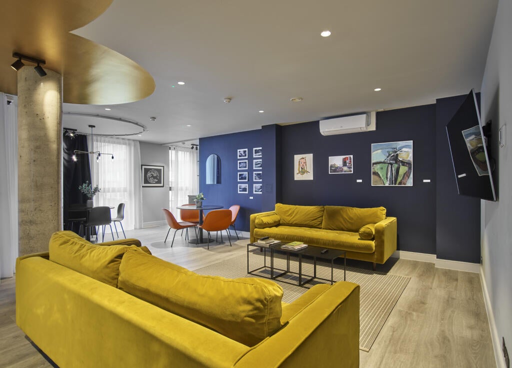 Flat Curtis Lane in Greater London