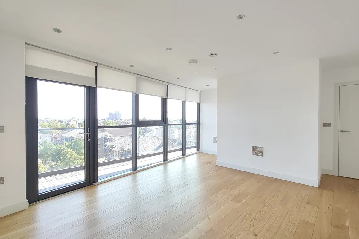 Flat Curtis Lane in Greater London