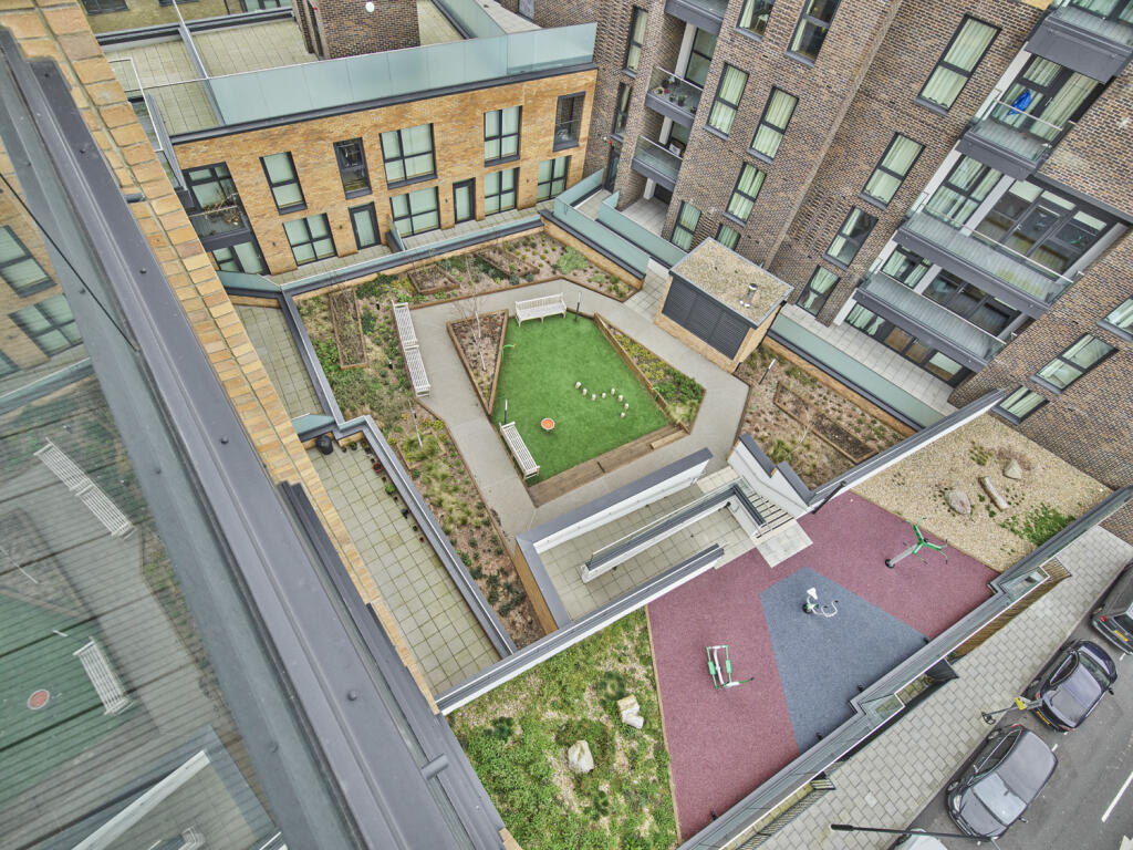 Flat Curtis Lane in Greater London
