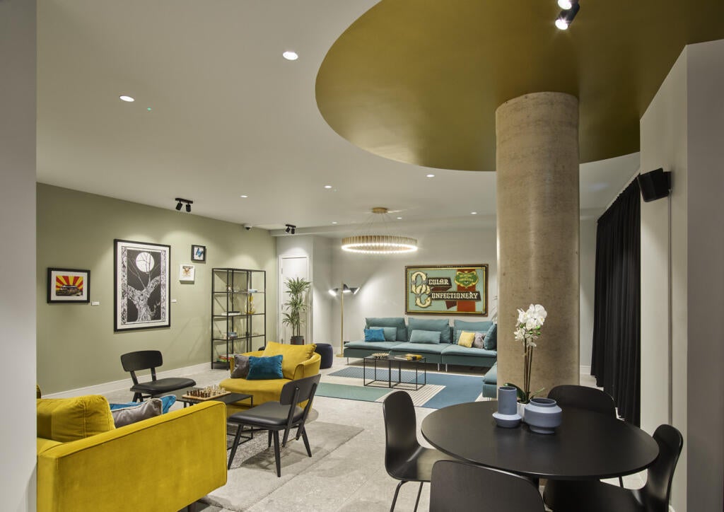 Flat Curtis Lane in Greater London