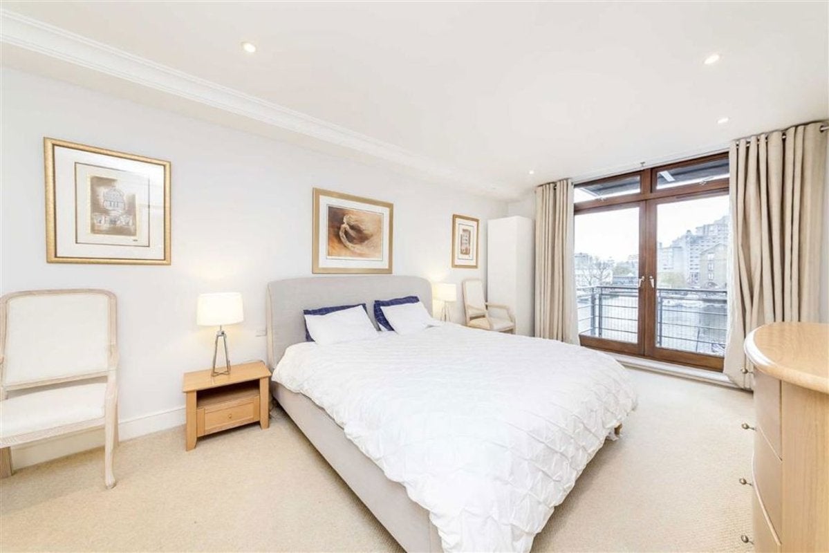 Flat Star Place in Greater London