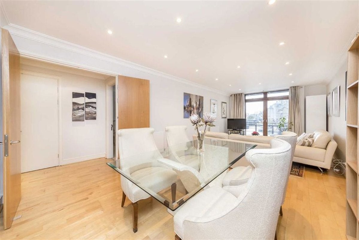 Flat Star Place in Greater London