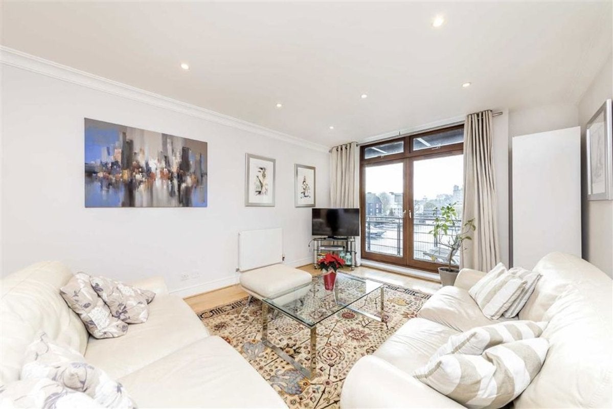 Flat Star Place in Greater London