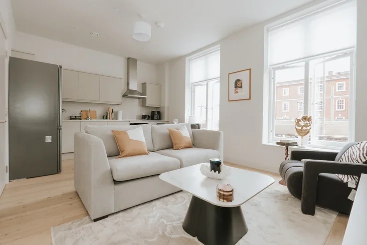 Flat Clapham High Street in Greater London