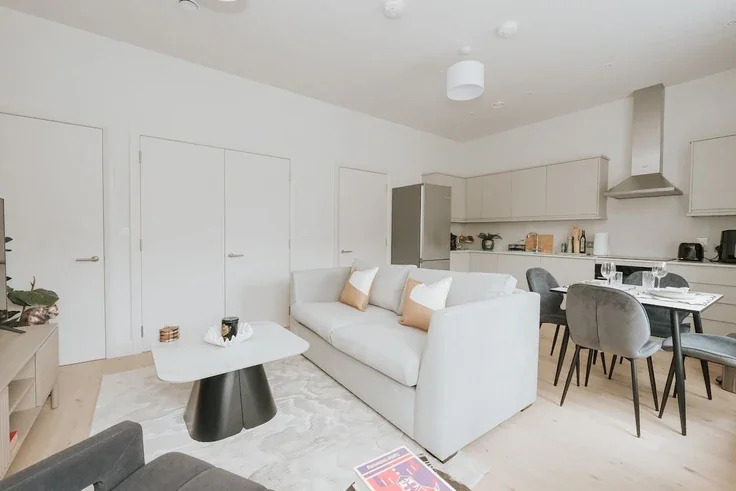 Flat Clapham High Street in Greater London