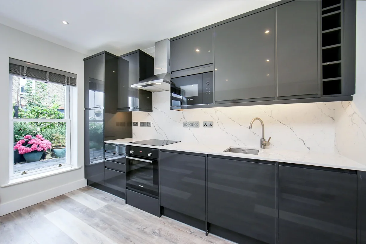 Flat Seely Road in Greater London