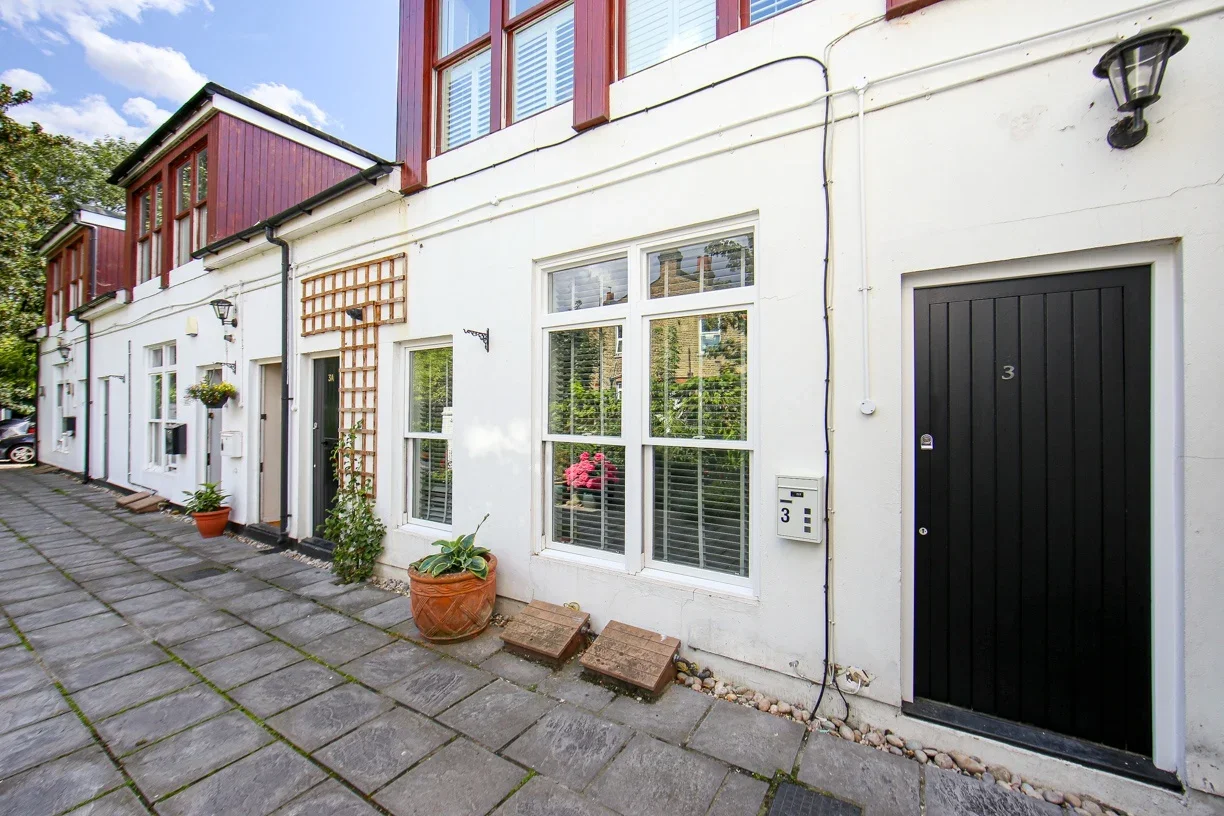 Flat Seely Road in Greater London