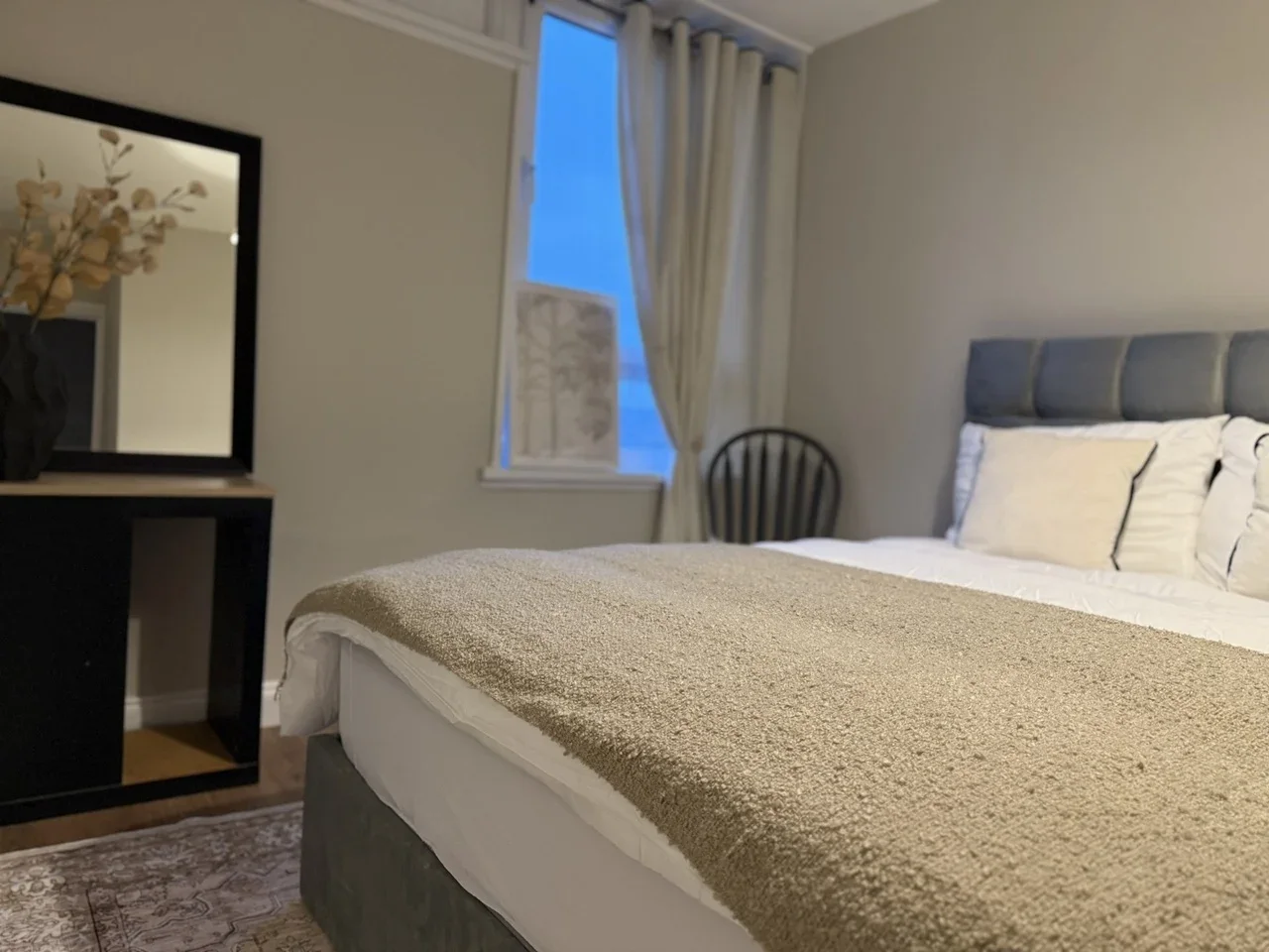 Flat Quince Road in Greater London