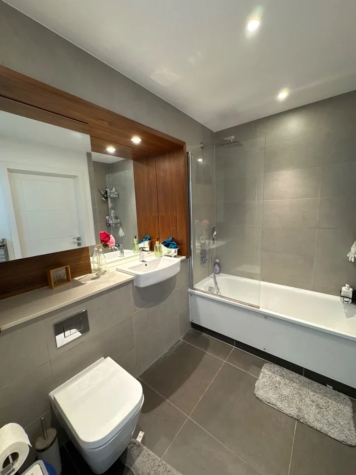 Room Harbour Way in Greater London