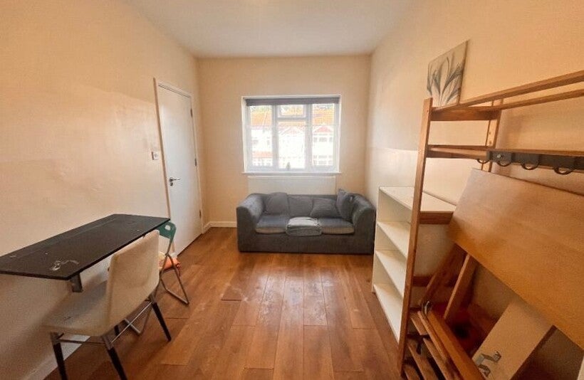 Flat Sherwood Avenue in Greater London