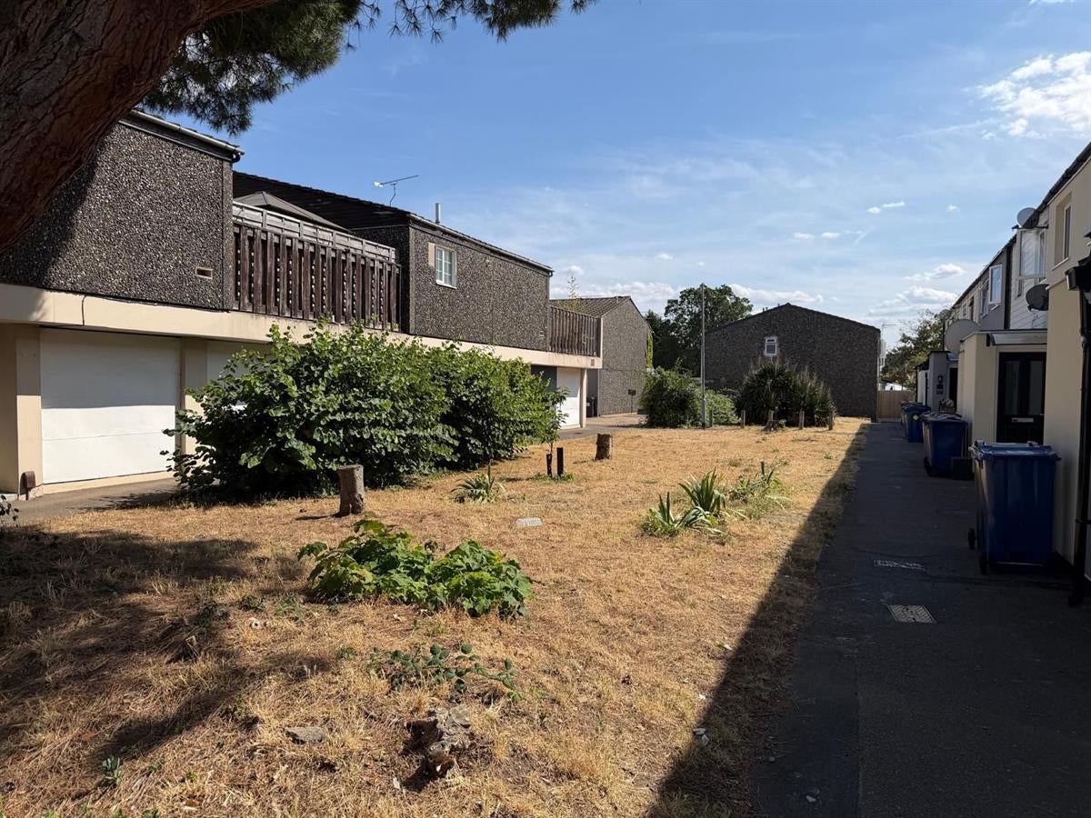 House Mayflower Close in South Ockendon