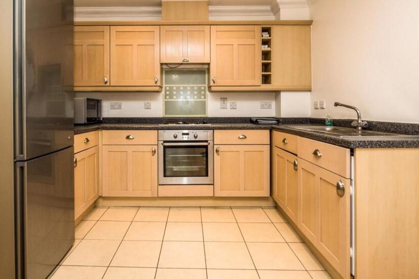 Flat Heathside Crescent in Woking
