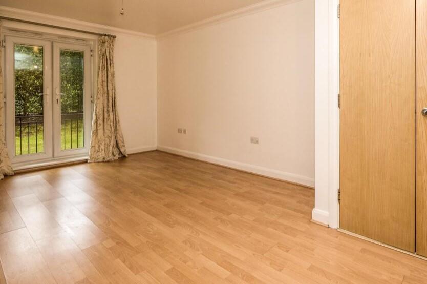 Flat Heathside Crescent in Woking