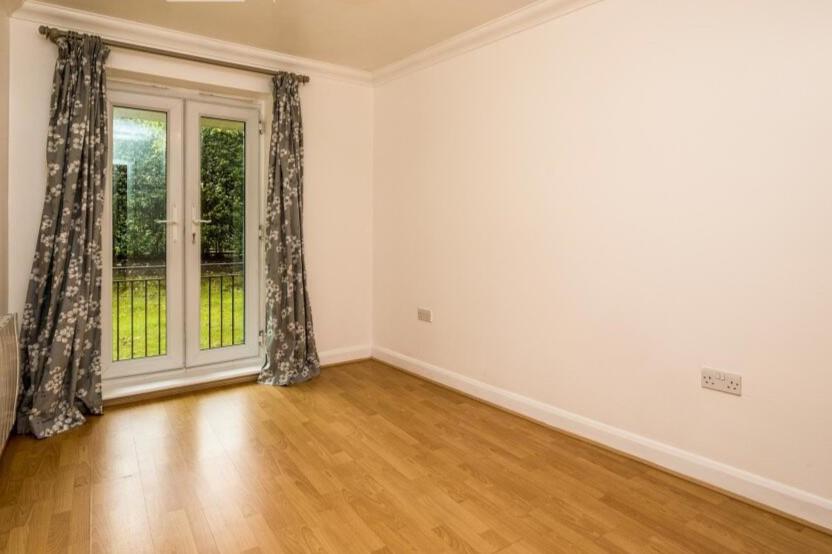 Flat Heathside Crescent in Woking