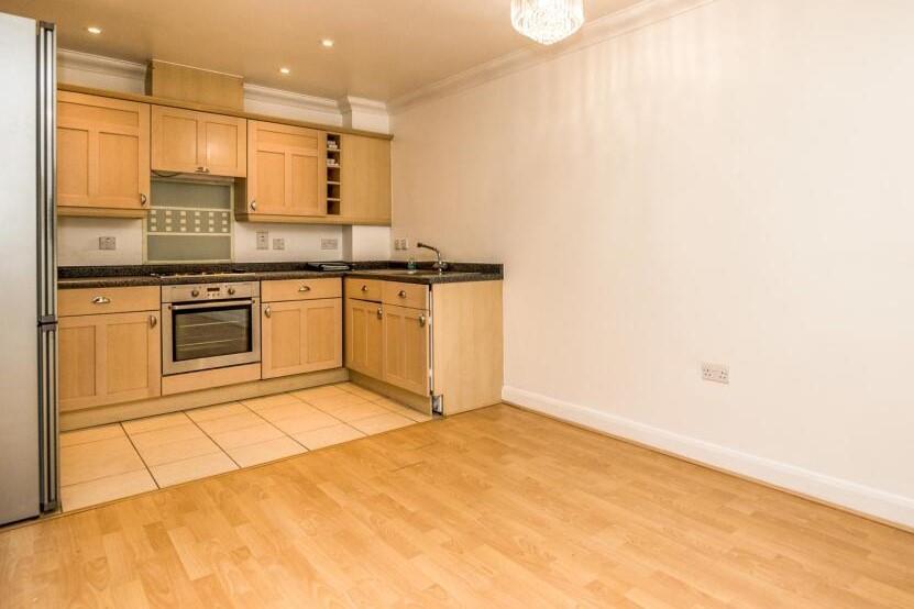 Flat Heathside Crescent in Woking