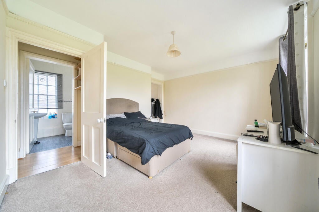 Flat Mottingham Road in Greater London