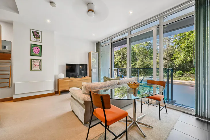 Flat Queenstown Road in Greater London