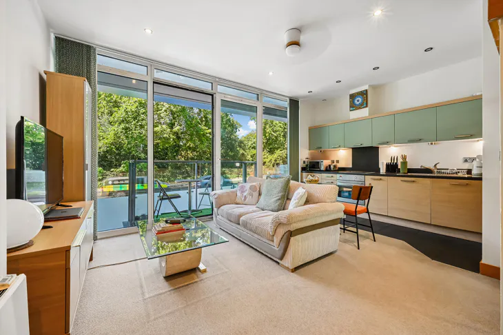 Flat Queenstown Road in Greater London