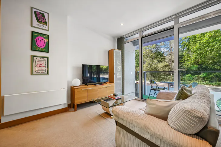 Flat Queenstown Road in Greater London