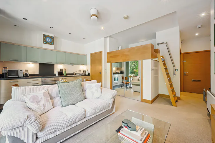 Flat Queenstown Road in Greater London