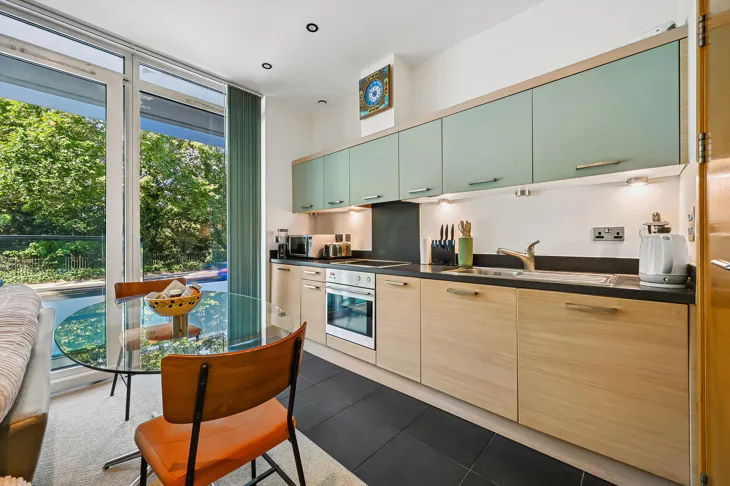 Flat Queenstown Road in Greater London