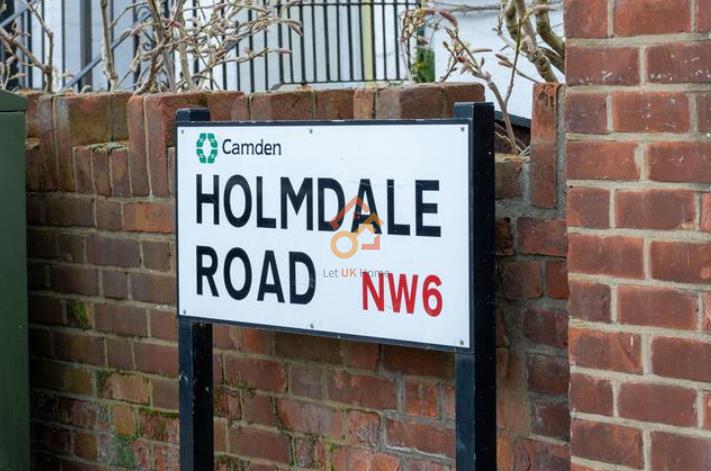 Flat Holmdale Road in London