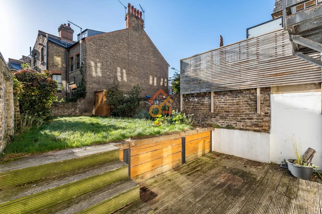 Flat Holmdale Road in London