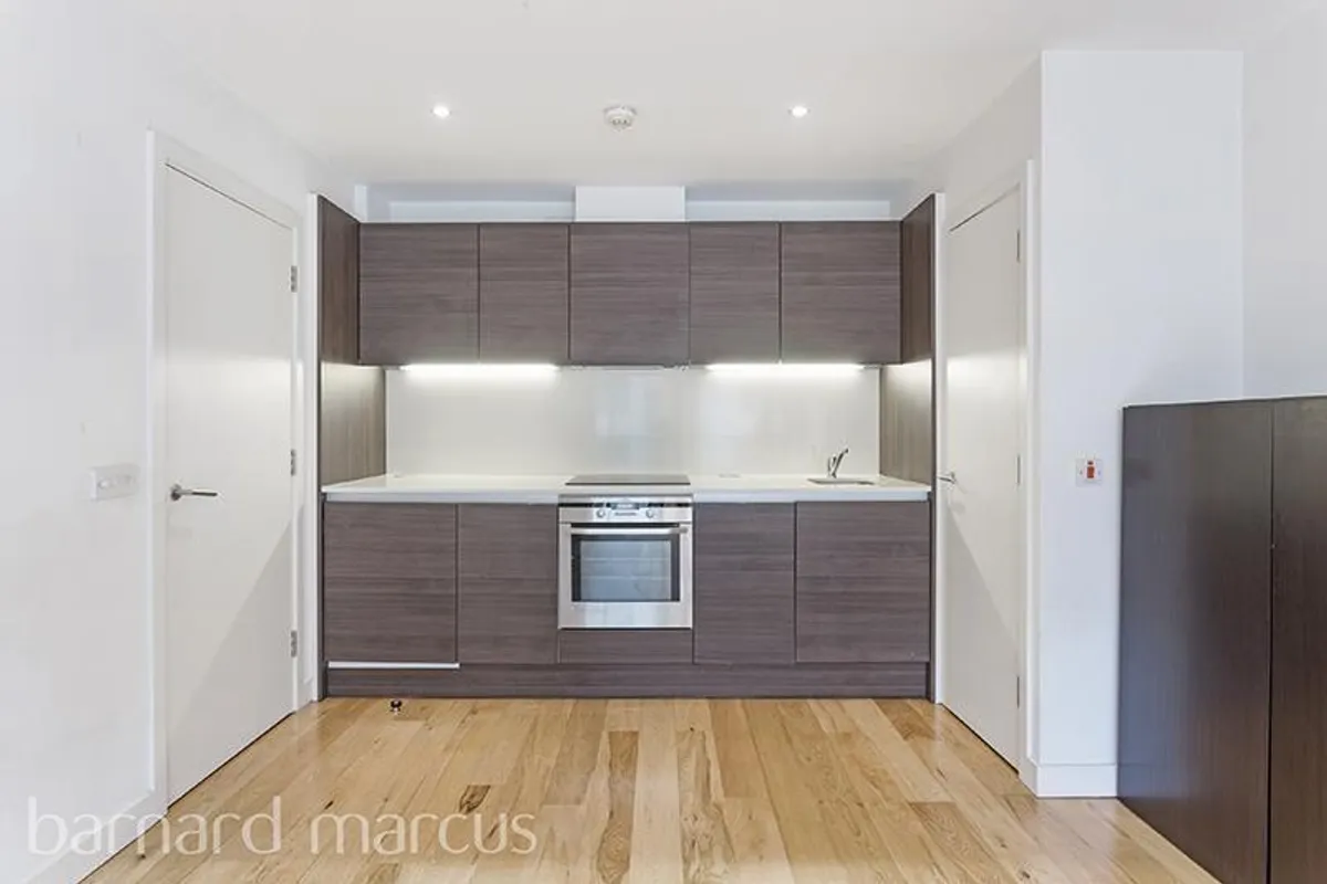 Flat Crampton Street in Greater London