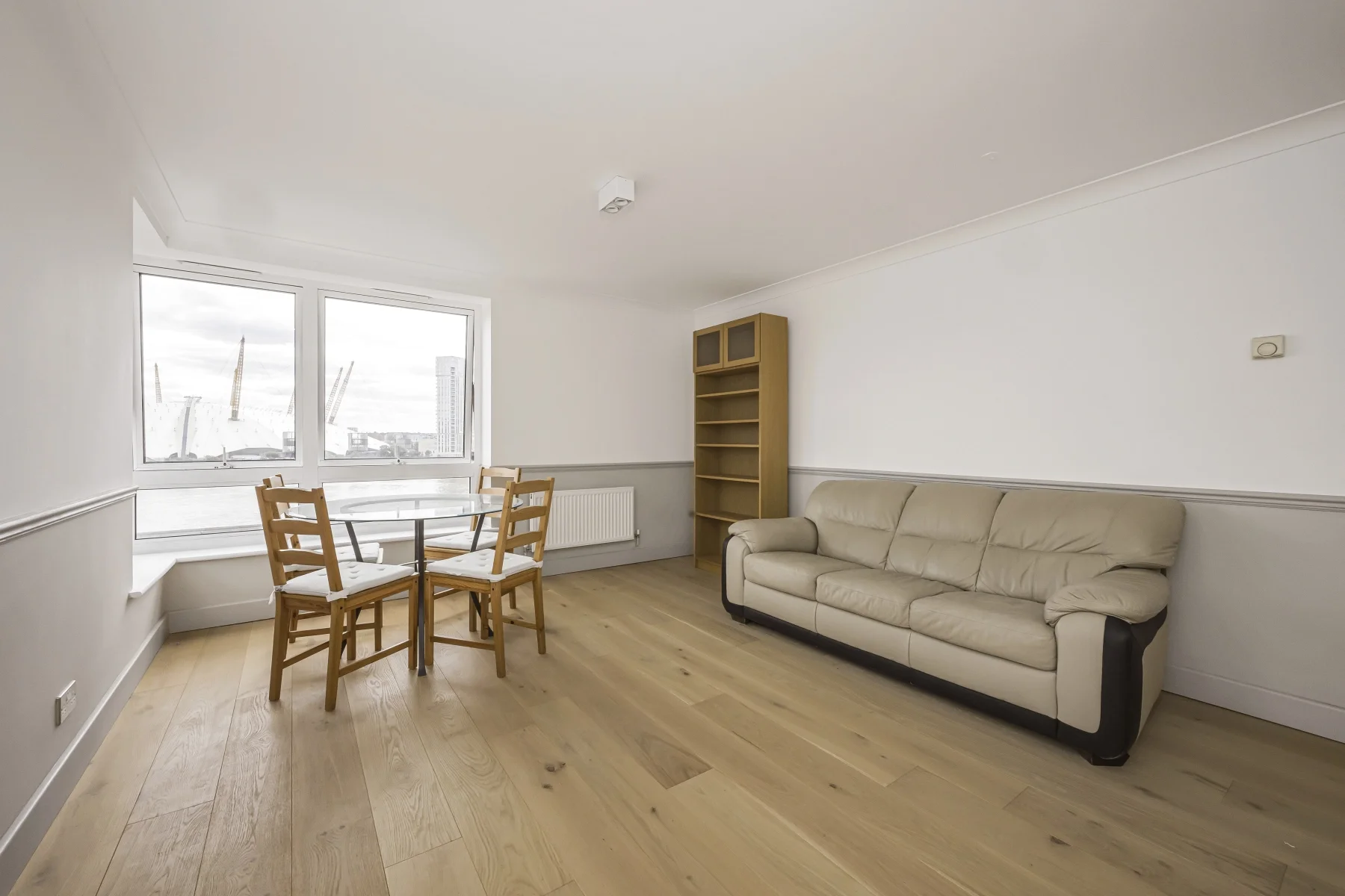 Flat Newport Avenue in Greater London
