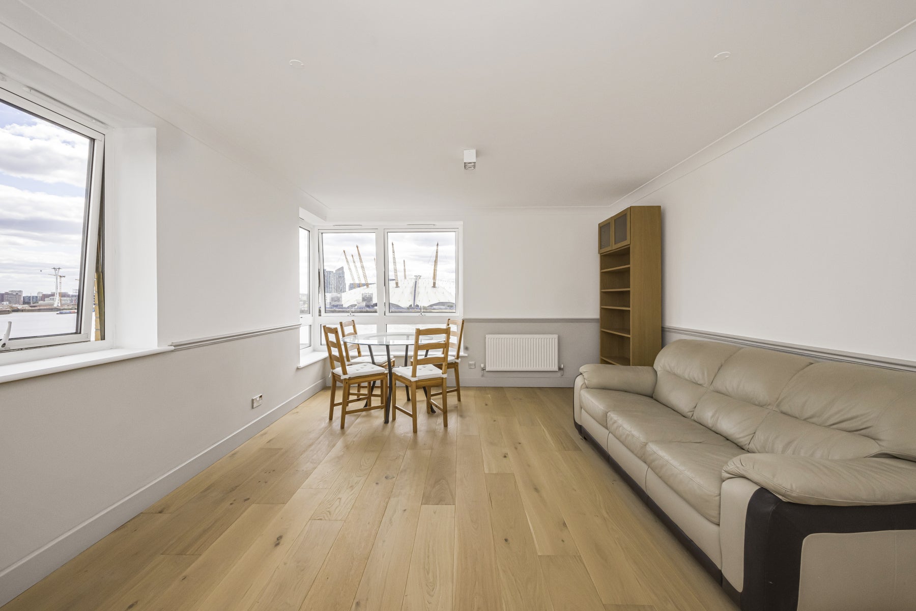 Flat Newport Avenue in Greater London