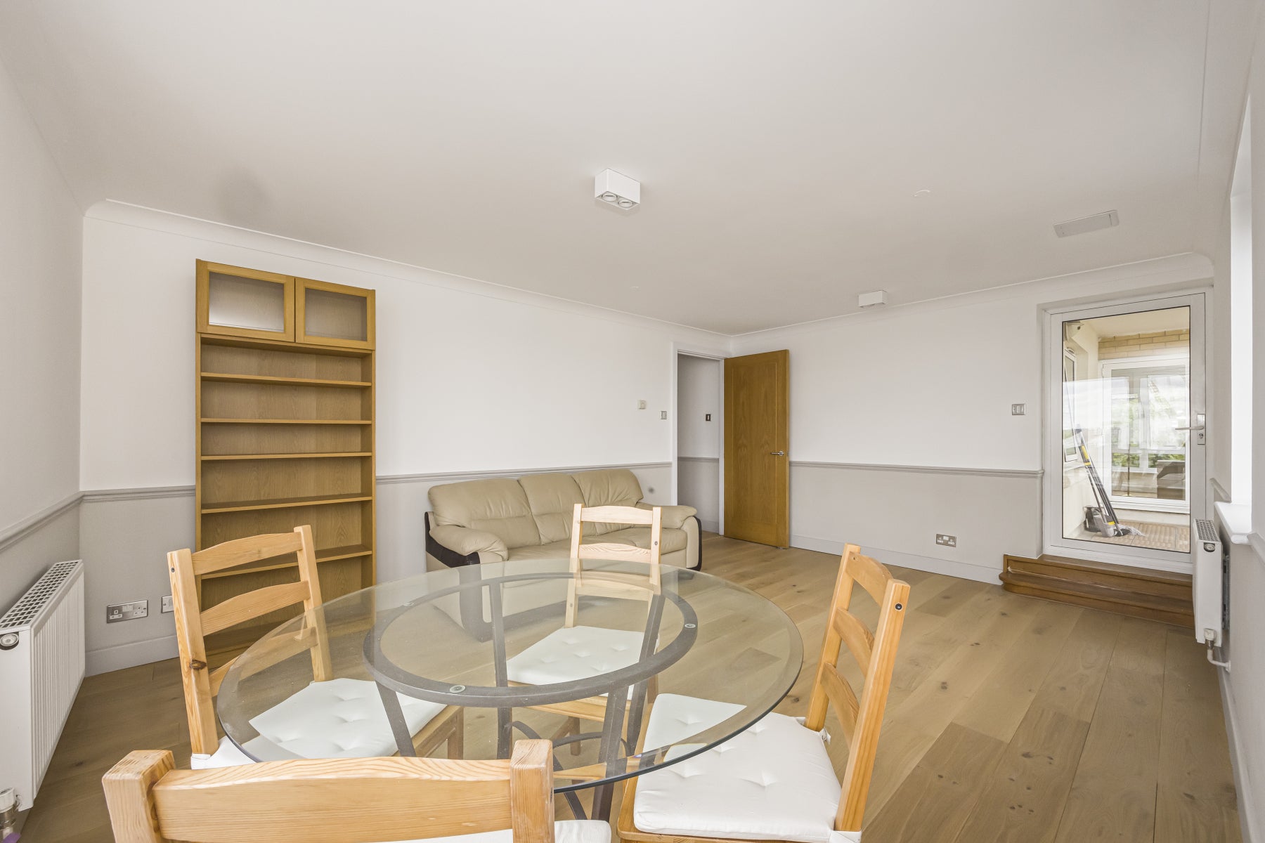 Flat Newport Avenue in Greater London