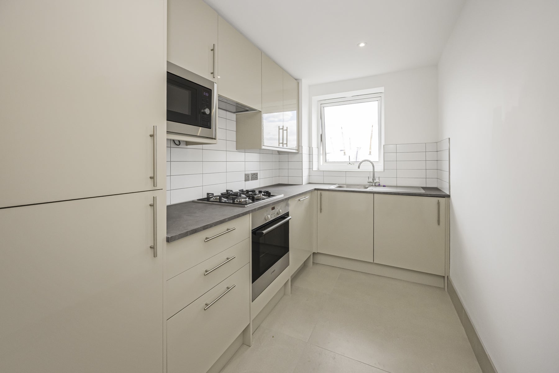 Flat Newport Avenue in Greater London