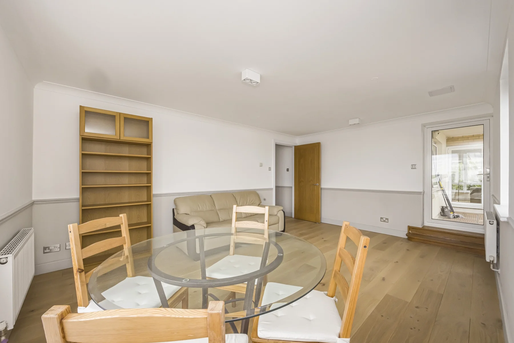 Flat Newport Avenue in Greater London