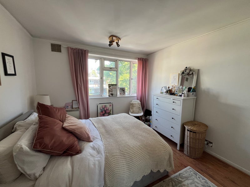 Room Crownstone Road in Greater London