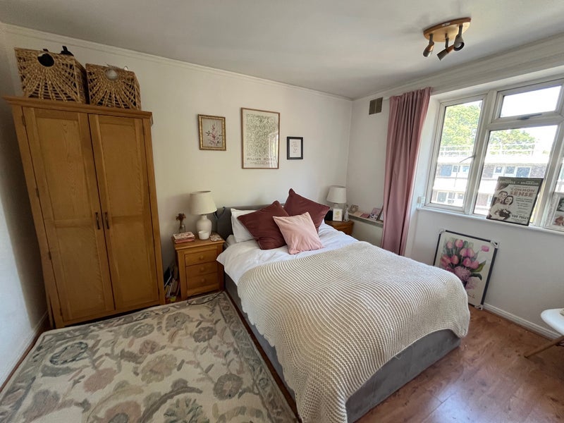 Room Crownstone Road in Greater London